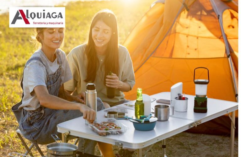 Dos chicas en el camping con una mesa plegable comedor