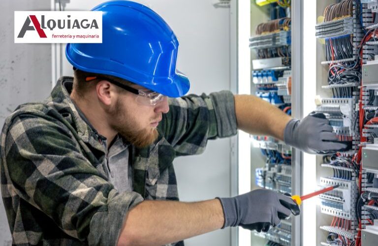 profesional haciendo instalaciones eléctricas