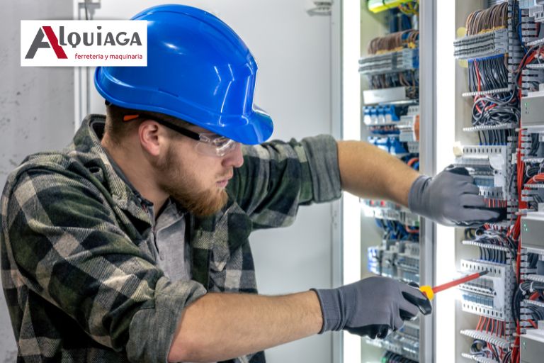 profesional haciendo instalaciones eléctricas