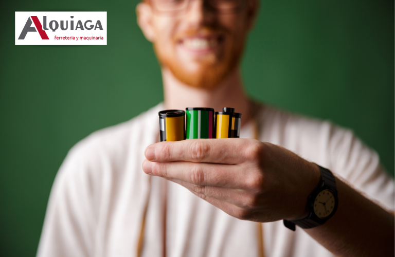 Hombre con pilas recargables