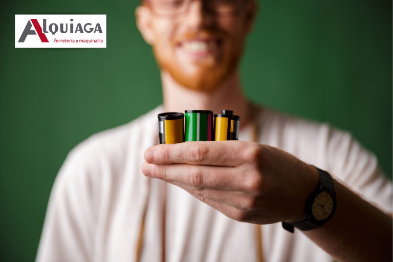 Hombre con pilas recargables