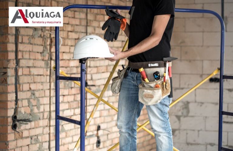 Hombre con herramientas de construcción