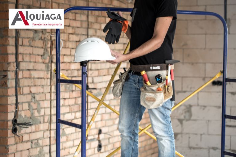 Hombre con herramientas de construcción