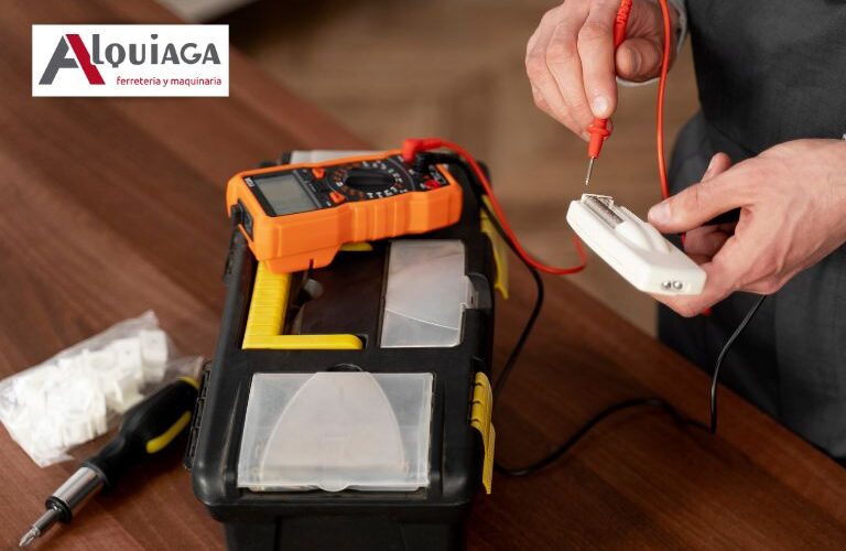Trabajador usando el multímetro