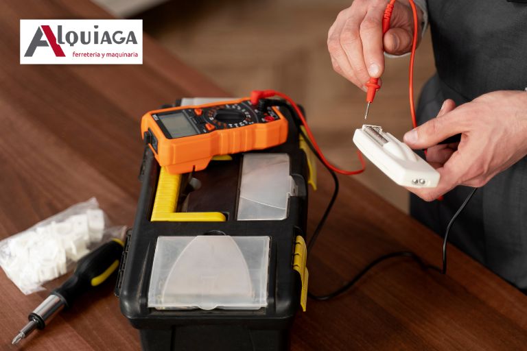 Trabajador usando el multímetro