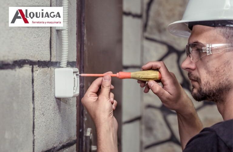 Trabajador con destornilladores