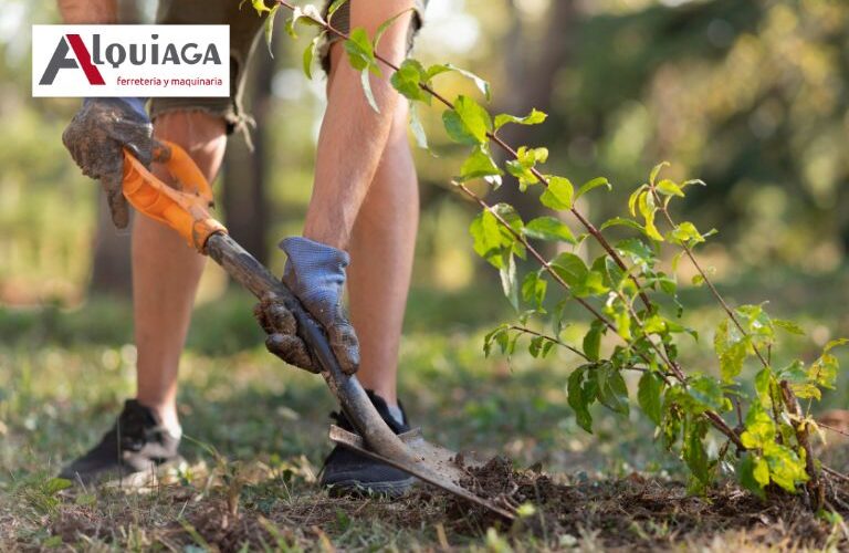 Trabajador con herramientas agrícolas