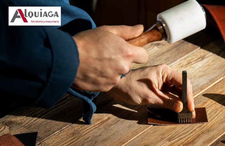 Hombre trabajando con herramientas de percusión