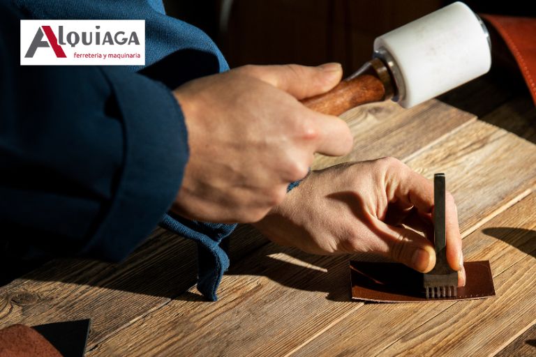 Hombre trabajando con herramientas de percusión