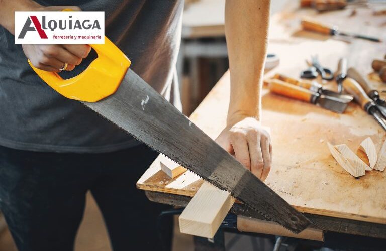 Trabajador con sierras manuales