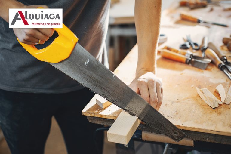 Trabajador con sierras manuales