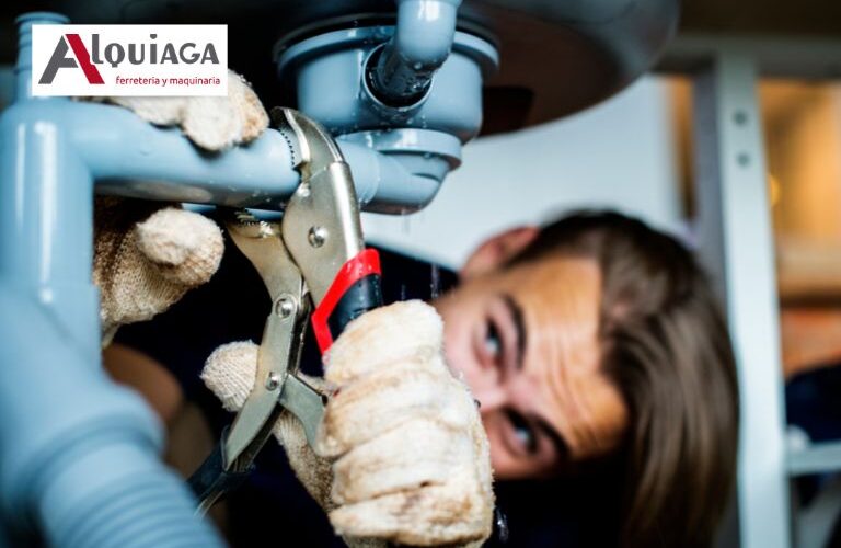 Hombre usando herramientas para tubería